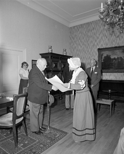 884898 Afbeelding van de ontvangst van de ereleden van het comité ter viering van 600 jaar Dom door burgemeester mevr. ...